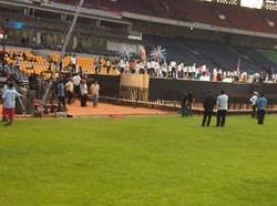 Pendukung Membludak, Rumput GBK Diinjak-injak