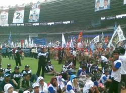 Sampah & Bendera Berserakan di Lapangan GBK