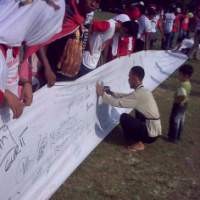  Spanduk Raksasa Tanda Tangan Diberikan kepada Mega-Prabowo