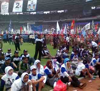 Massa Injak-injak Rumput GBK