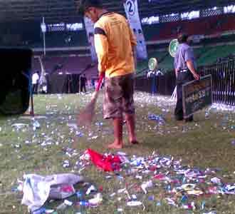 Sampah Berserakan di Lapangan GBK
