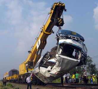 Minibus Maut Dievakuasi