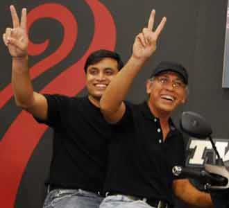 Iwan Fals dan TVS RockZ 