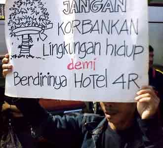 Demo Tolak IMB Hotel Four R