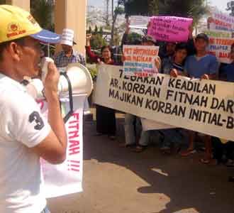 Aksi Demo di Sidang Dugaan Perkosaan