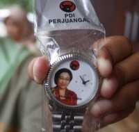 Jam Tangan Bergambar Mega Dibagikan di Minggu Tenang