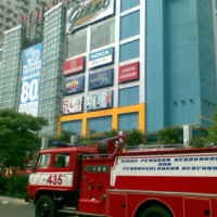 Mall dan Apartemen Poin Square Lebakbulus Gelap Gulita 