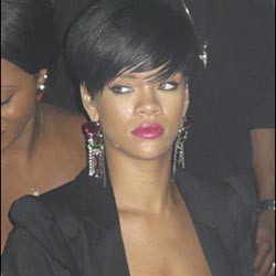 Rihanna Bergaya Dengan Bintang di Dada