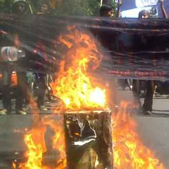 Bakar Kotak Suara Tolak Pilres Bakar Kotak Suara Tolak Pilres