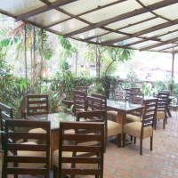 Santai sejanak di Teras Lokananta 