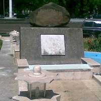 Tugu Batu di Balai Kota Tak Dikenal