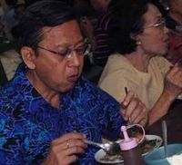 Boediono Sarapan Nasi Pecel