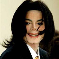 Selebriti Pelayat Michael Jackson Jalan di Atas Karpet Hitam