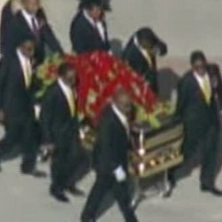 Michael Jackson Tidur di Peti Bertabur Bunga Merah