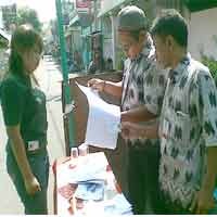 Antusias Warga Dolly Pakai KTP Minim