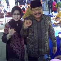 Usai Nyontreng, Gubernur Jatim Pamer Jari