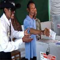 Anggota KPPS Berdandan ala Michael Jackson 