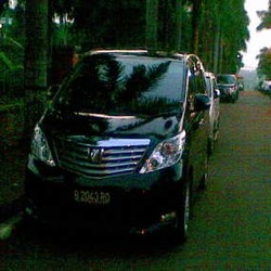 Mobil-mobil Mewah Diparkir di Depan Rumah SBY