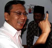 Boediono Memberikan Suara
