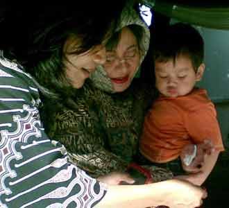 Tutut Sempat Lupa Celupkan Jarinya