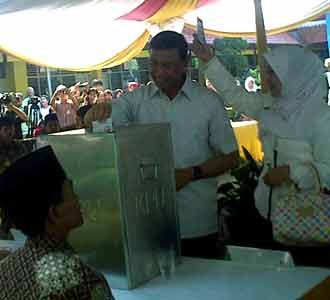 Wiranto dan Istri Nyontreng di TPS 14