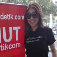 Sarah Azhari Bikin Segar Halte TransJ Benhil