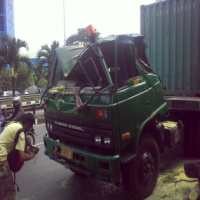 Kontainer Tertimpa Flamboyan di Simprug, Lalu Lintas Tersendat