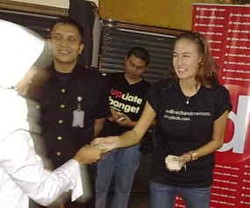 Kayak Ketiban Durian Runtuh Nadine Sebar Karcis Busway di Blok M