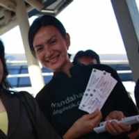 Wanda Hamidah Jadi Penjual Karcis Gratis Bus TransJ di Mampang