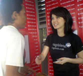 Magdalena Beraksi di Halte TransJ