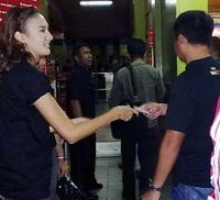 Nadine & Tiket Gratis Hebohkan Blok M