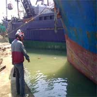 Mayat Telanjang Ditemukan Mengambang di Pelabuhan Kalimas