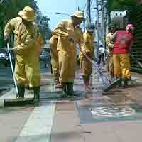 Trotoar Tetap Kinclong, Pasukan Kuning Ditugasi Ngepel 