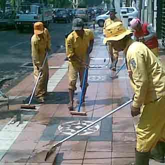 Pasukan Kuning Ngepel Trotoar