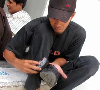 Jasa Semir Sepatu di Masjid Istiqomah