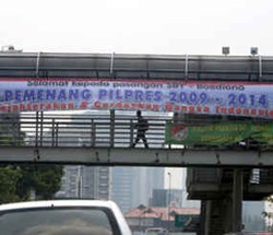 Spanduk Selamat SBY Presiden Terpilih Muncul di Mampang