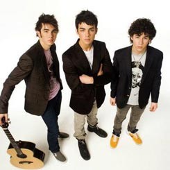 Jonas Brothers Kembali ke Camp Rock