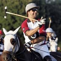 Batistuta Cetak Gol dari Punggung Kuda