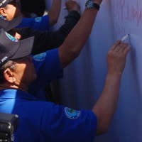 Peringati HANI, Pejabat dan Warga Corat-Coret Papan