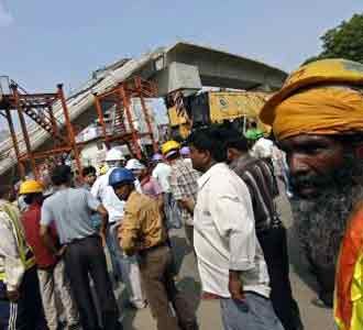 Flyover di New Delhi Roboh