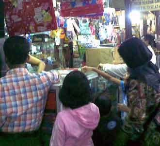 Penjual Alat Tulis Panen