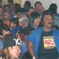 Puluhan Aremania Serbu Markas Arema