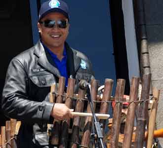 Wagub Jabar Main Calung Bersama Anak Punk