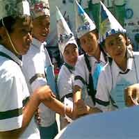 MOS di SMA IPIEM, Siswa Pakai Topi Berhias Permen