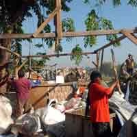 Suasana Tegang Sempat Warnai Penertiban di Stren Kali Jagir