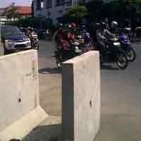 Lajur Kiri Dipenuhi Box Culvert, Lalin di Jalan Rajawali Terganggu