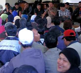 Buruh PT Grandtex Tuntut Kejelasan Buruh PT Grandtex Tuntut Kejelasan