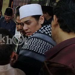 Usai Pemakaman Ayah, Teuku Ryan Masih Bungkam