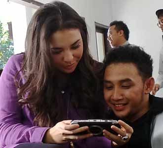Manohara Mesra Dengan Pria Lain