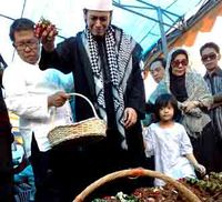 Tangis Teuku Ryan di Pemakaman Ayah